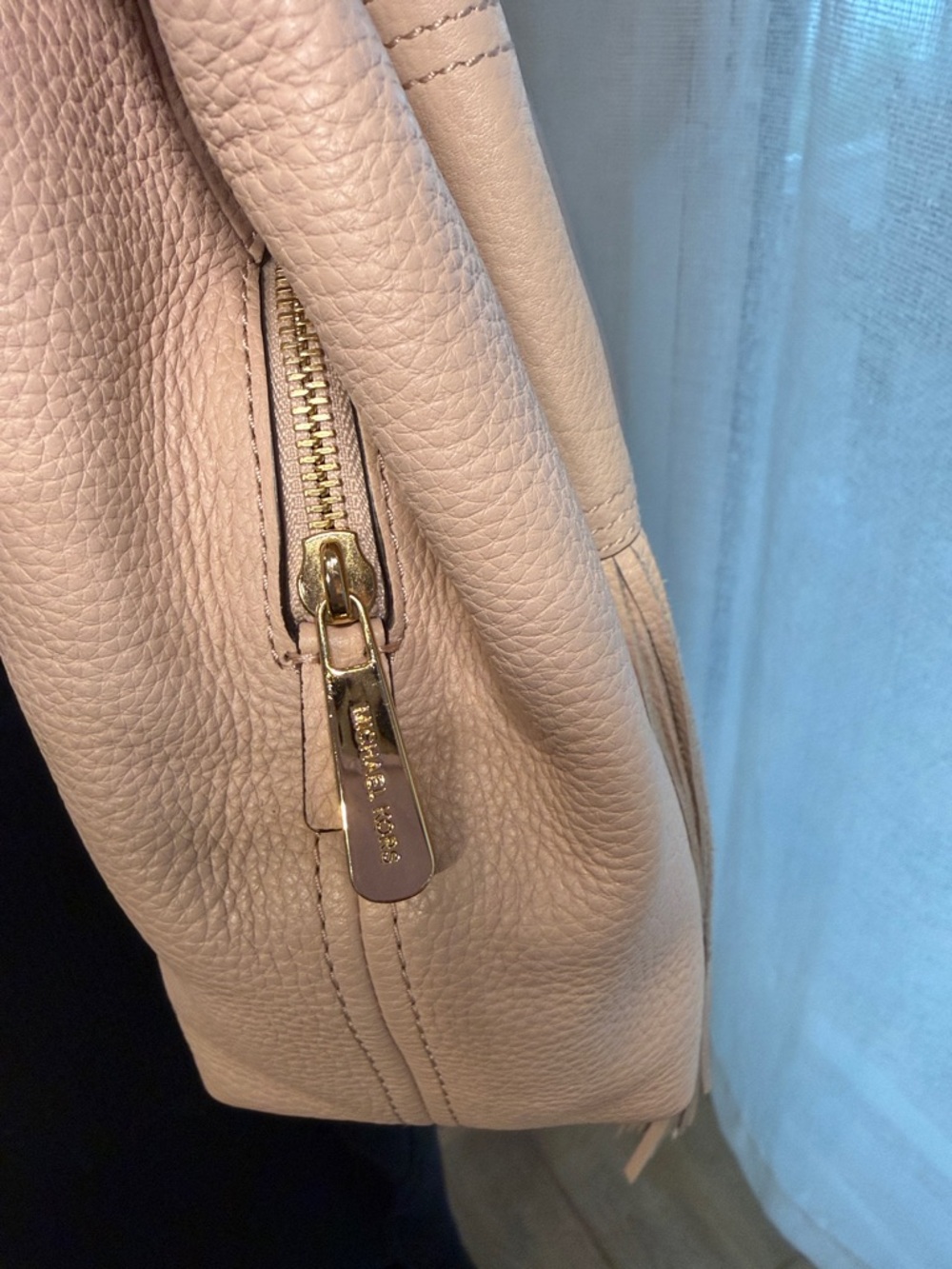 Michael Kors Blush Leather Shoulder Bag with Gold Hardware and Tassel - Picture 4 of 10